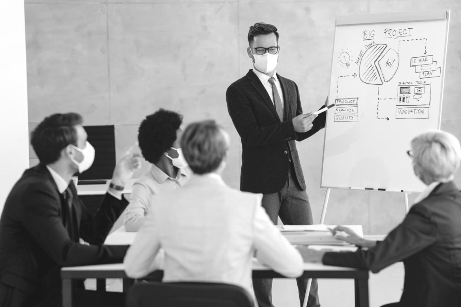 Estudiante revisando documentos financieros durante sesión de planificación